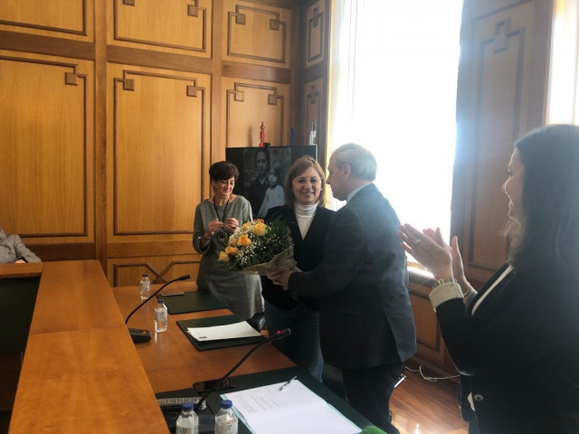 El alcalde de Monforte, José Tomé Roca, le entrega un ramo de flores a la doctora de la USC que investigó la historia de Consuelo Alonso, María Jesús Souto Blanco, en un acto de homenaje a la mujer represaliada este Sábado en la ciudad lucense.
