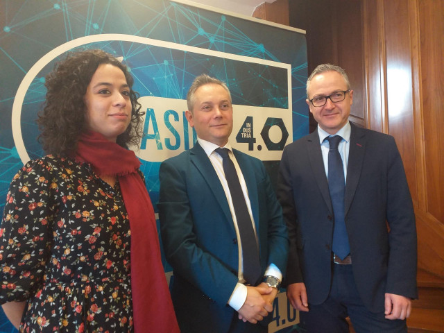 El secretario general de Asime, Enrique Mallón (en el centro¡), con asesores jurídicos de la organización.