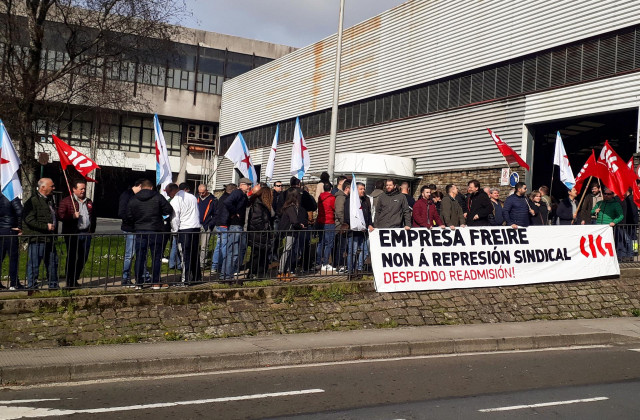 Concentración de la CIG ante la estación de autobuses