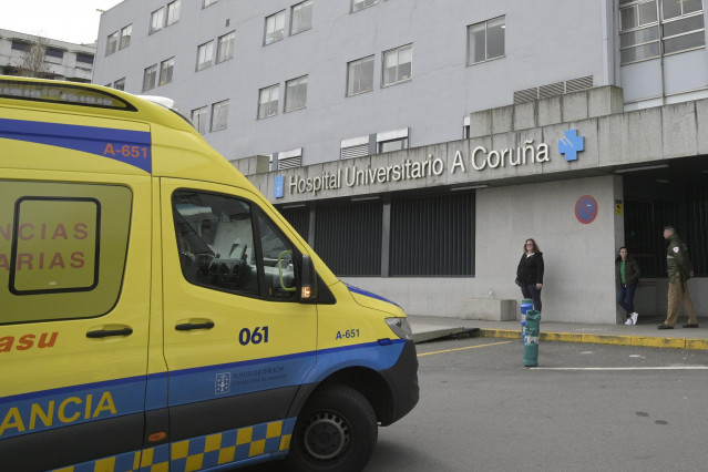 Una ambulancia en la entrada del Complexo Hospitalario Universitario A Coruña.