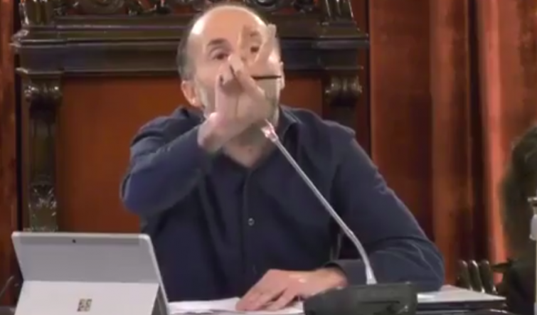 Jácome confesando como birló galletas de un desayuno de la Xunta y otras 'alcaldadas'  del último pleno (vídeo)