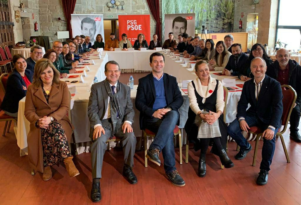 Gonzalo Caballero con Abel Caballero, Carmela Silva y otros dirigentes del PSdeG este martes en Pontevedra