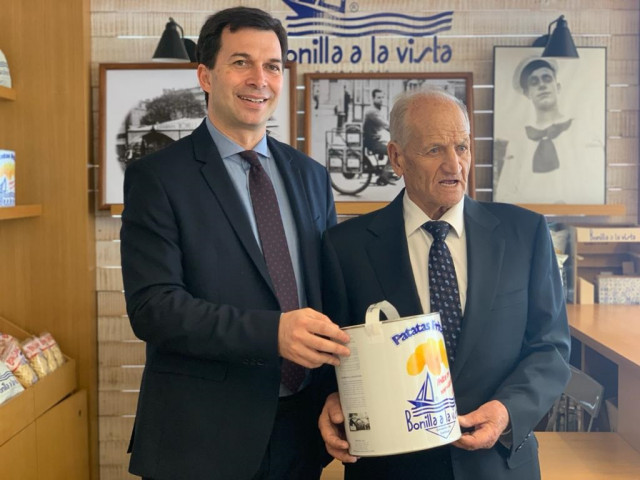 El secretario xeral de los socialistas gallegos, Gonzalo Caballero, visita la empresa Bonilla a la Vista
