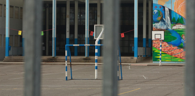 Patio de uno de los colegios de Vitoria cerrados temporalmente.