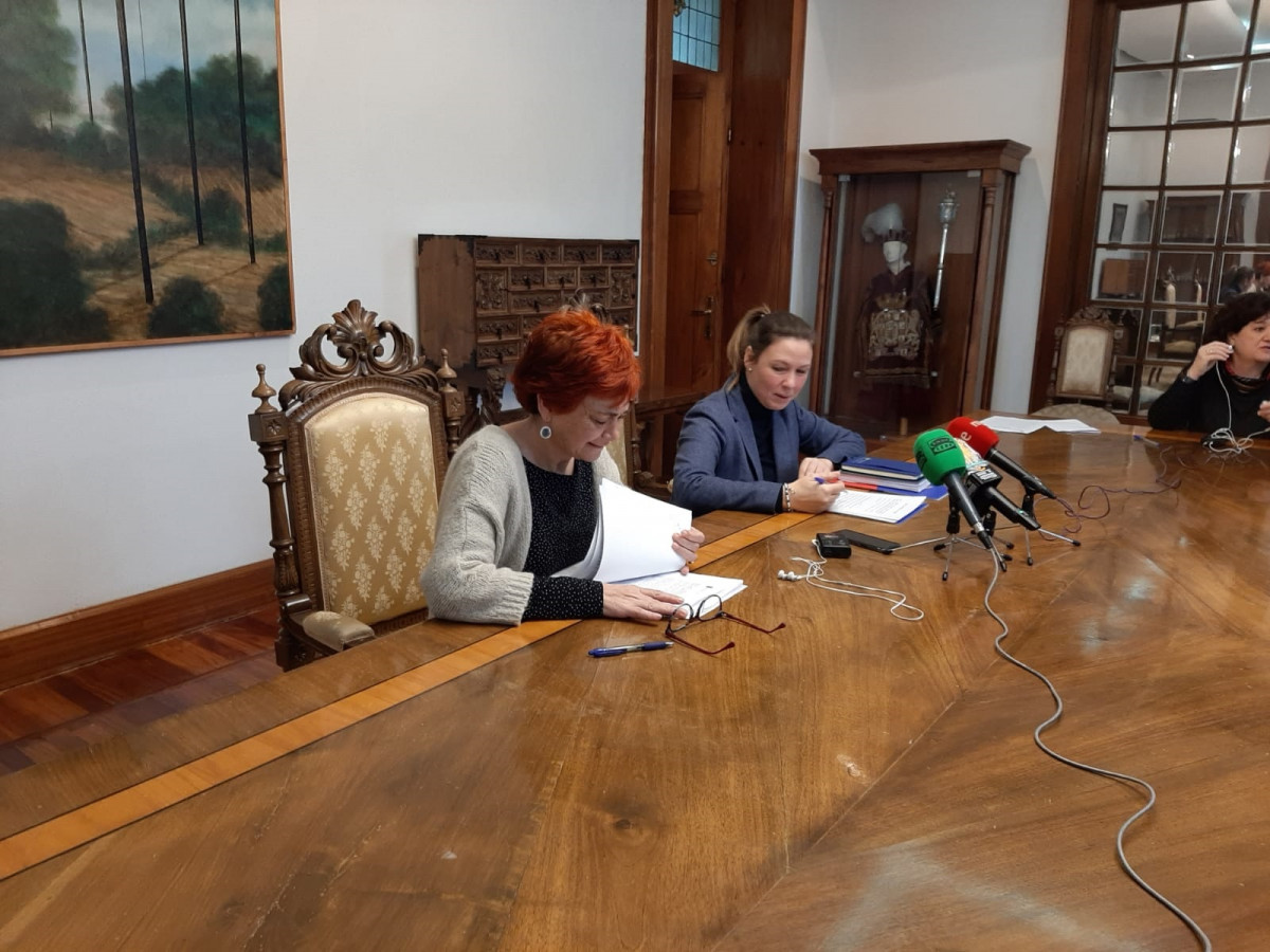 La portavoz del gobierno de la Diputación de Lugo, Pilar García Porto, y la vicepresidenta de la Diputación, Maite Ferreiro, en rueda de prensa.