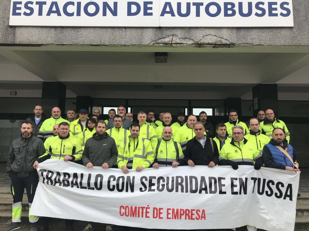 Personal de Tussa se concentra ante la estación de autobuses de Santiago de Compostela
