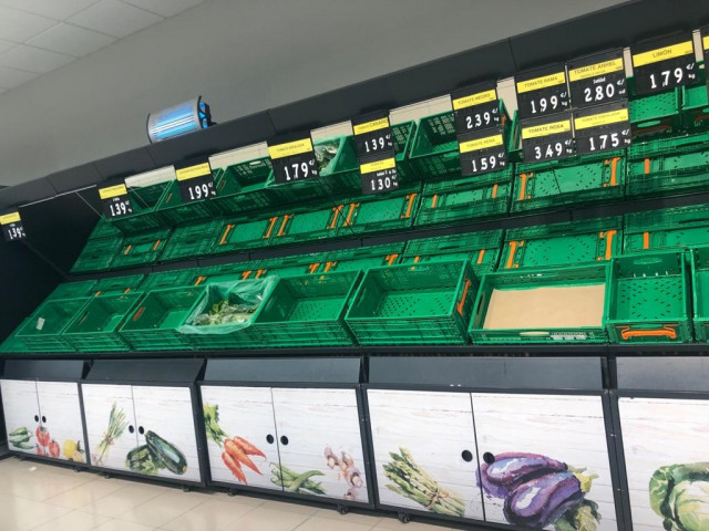 Supermercado vacio en Santiago de Compostela.