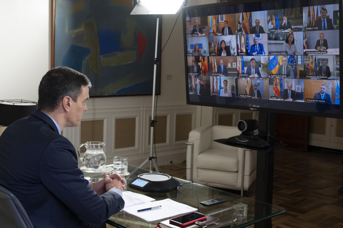 El presidente del Gobierno, Pedro Sánchez, durante la videoconferencia con los presidentes autonómicos desde la Moncloa para tratar la crisis del coronavirus, en Madrid, (España), a 15 de marzo de 
