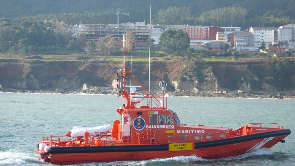 Una embarcación de Salvamento Marítimo remolca hasta el puerto de Celeiro (Lugo) a un pesquero a la deriva.