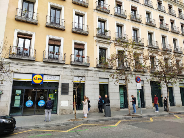 Colas en la puerta de supermercado Lidl tras decretarse el estado de alarma