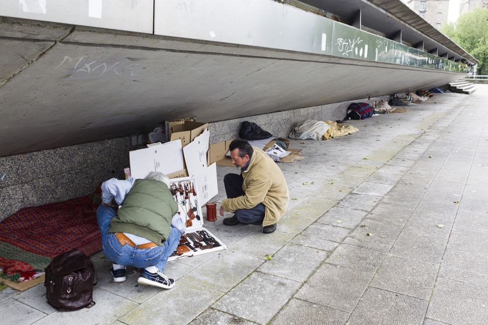 Personas sin techo suelen dormir en la zona de Xoan 23 de Santiago en una imagen de archivo de Cáritas Santiago