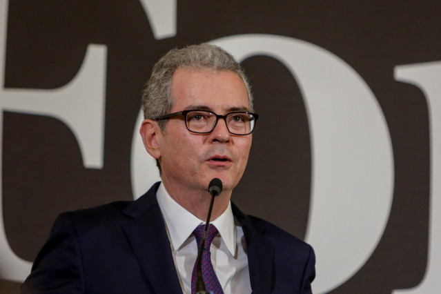 El presidente de Inditex, Pablo Isla, da un discurso en los Premios Forbes, que reconocen su labor al mando de la multinacional española, en Madrid el 20 de febrero de 2020.