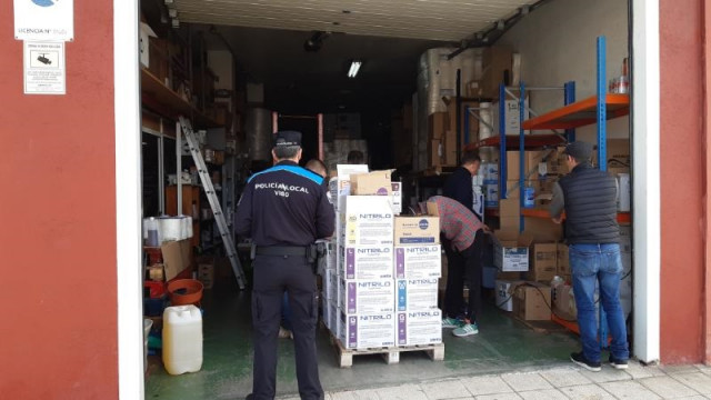 La Policía Local de Vigo requisa una partida de guantes de vitrilo en un almacén de una empresa, que había comprometido su venta, en lugar de ponerlos a disposición de las autoridades, durante el estado de alarma decretado por el coronavirus.