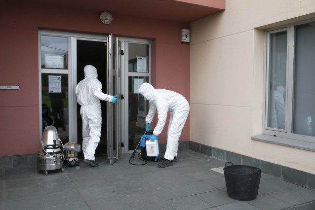 Centro cívico de Feáns en el que se realizan tareas de desinfección por foco de coronavirus