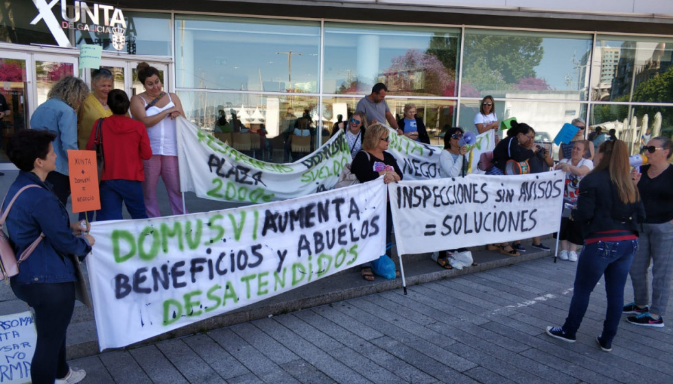 Una pasada protesta de trabajadoras de Domus VI frente a una sede de la Xunta