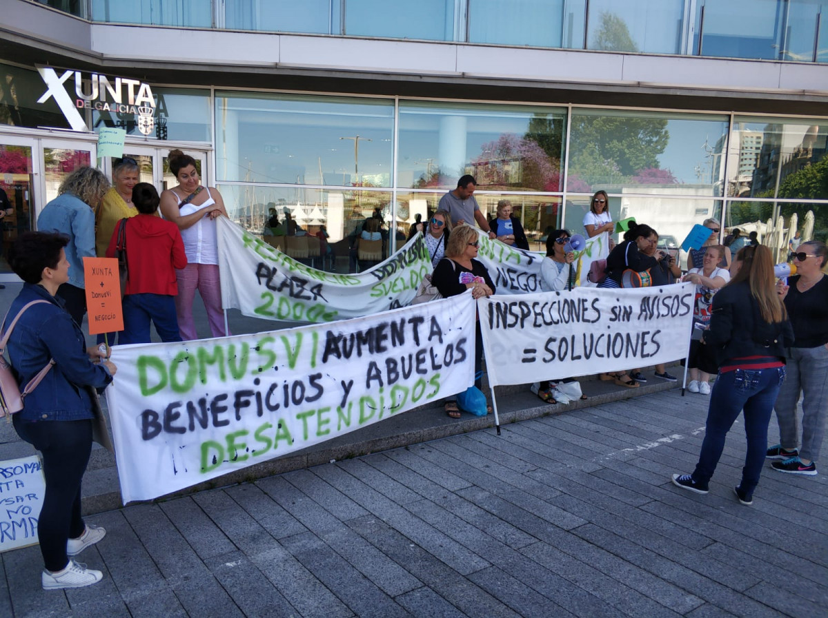 Una pasada protesta de trabajadoras de Domus VI frente a una sede de la Xunta