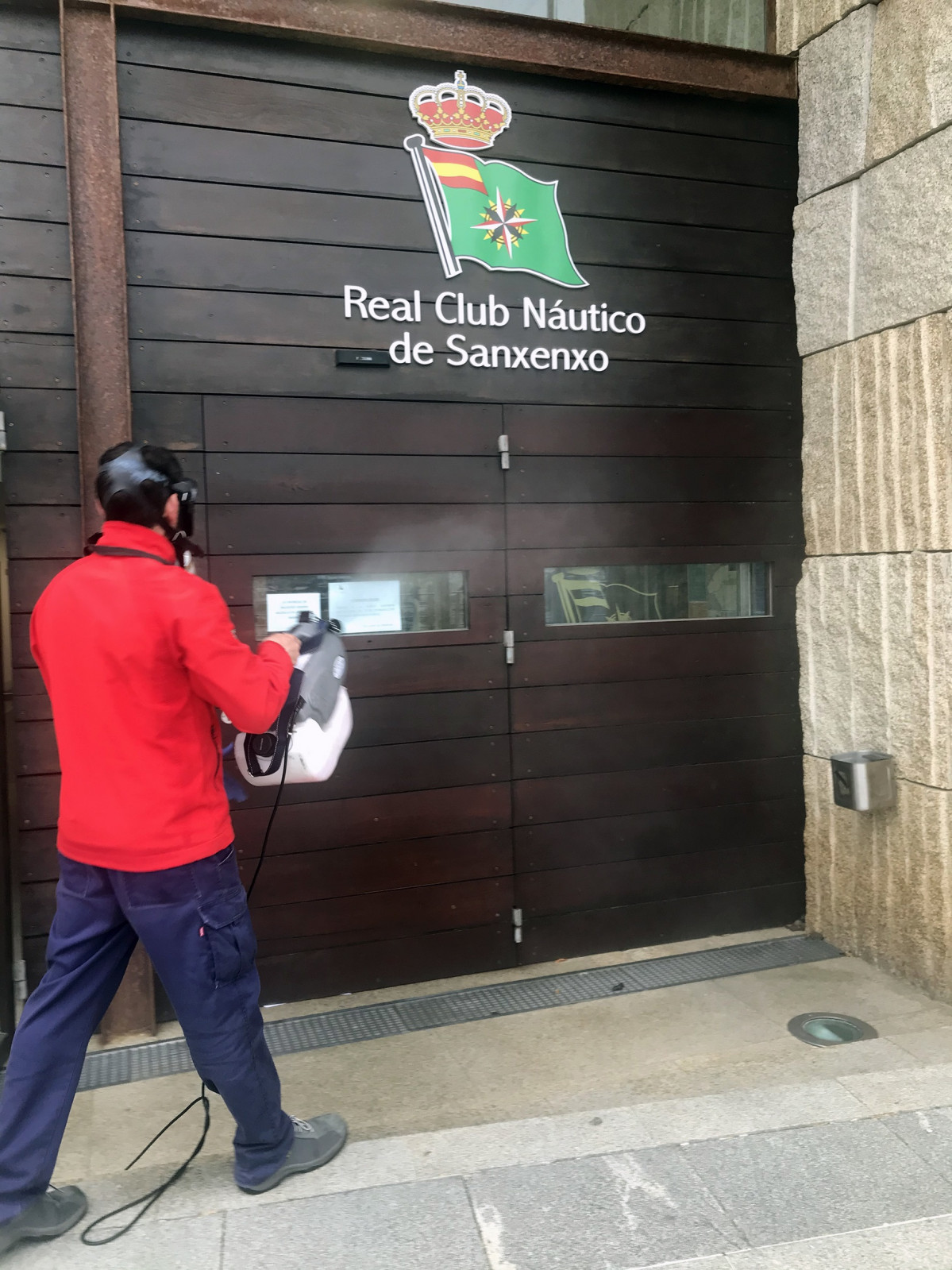 Proceso de nebulización llevado a cabo en las instalaciones del Real Club Náutico de Sanxenxo