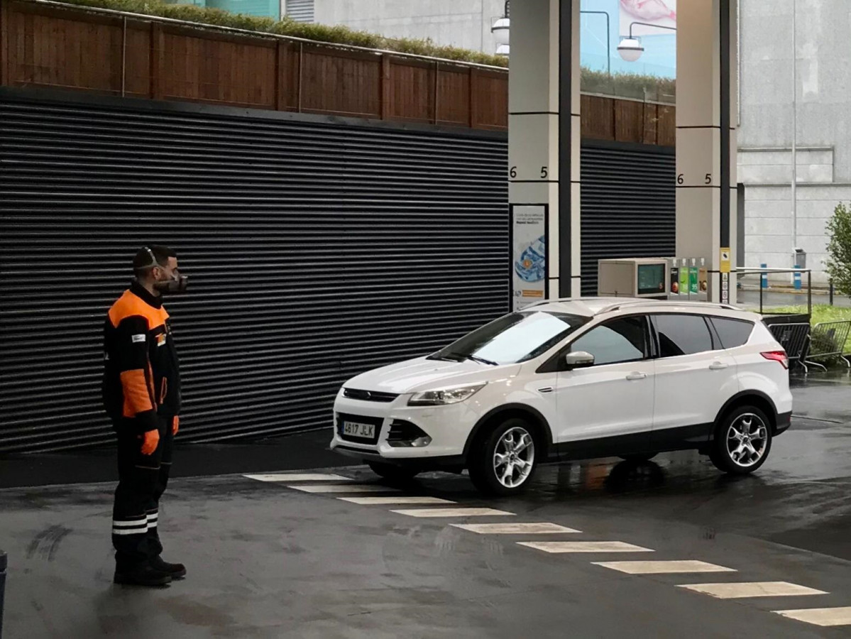 Gasolinera de Santiago, empleados con mascarilla por el confinamiento debido a la crisis por coronavirus Covid-19 en Galicia