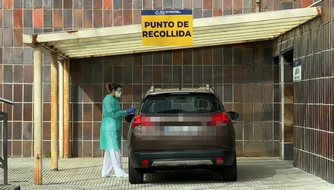 Punto de recogida de muestras en test de coronavirus instalado en el hospital CHUO de Ourense en una foto del SERGAS