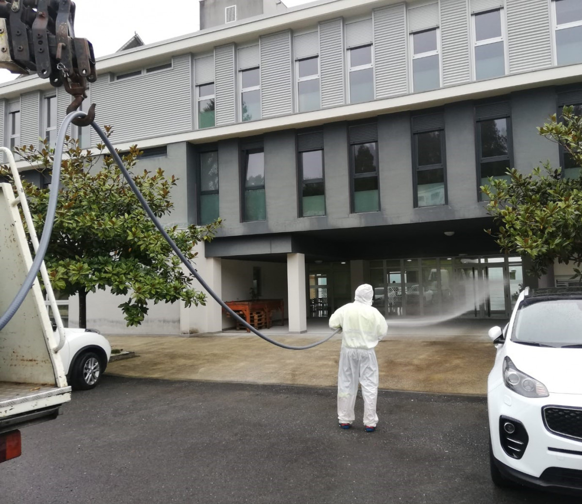 Operario municipal desinfectando residencia de mayores en Vimianzo en una foto del Ayuntamiento