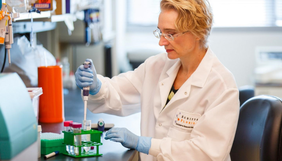 Imagen de recurso de una investigadora en un laboratorio.