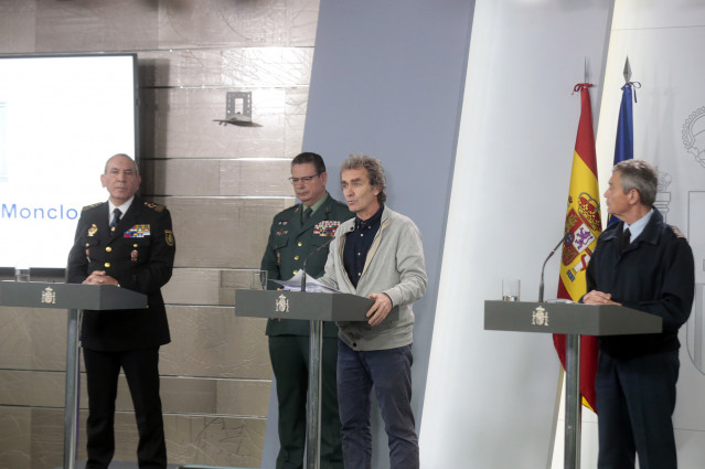 (I-D) El DAO de la Policía, José Ángel González; el DAO de la Guardia Civil, Laurentino Ceña; el director del Centro de Coordinación de Alertas y Emergencias Sanitarias, Fernando Simón; y el general del Ejército del Aire Miguel Ángel Villarroya,