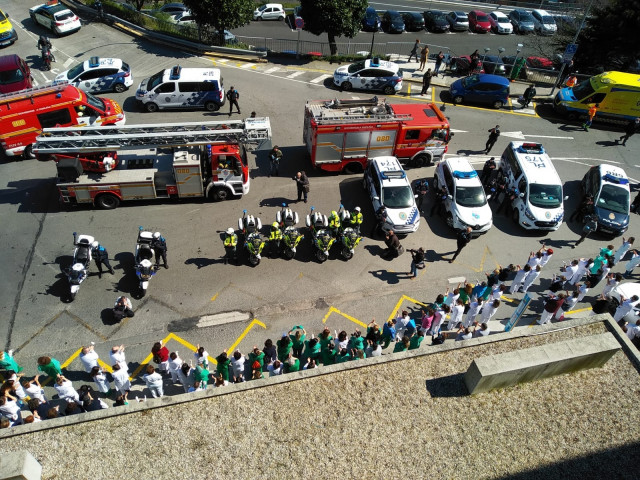 Homenaje de cuerpos de seguridad de A Coruña al personal sanitario