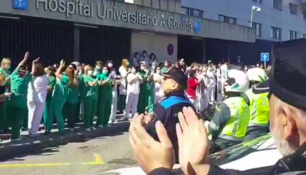 Policías y sanitarios intercambian aplausos en plena crisis del coronavirus frente Hospital Universitario A Coruña