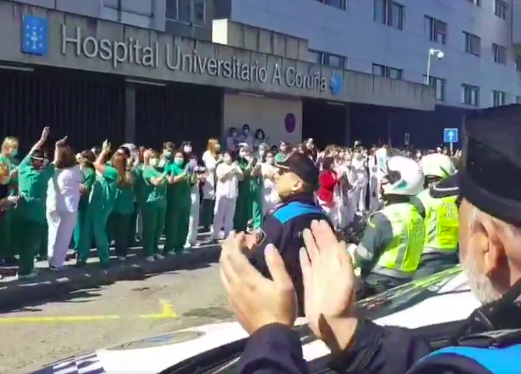Policu00edas y sanitarios intercambian aplausos en plena crisis del coronavirus frente Hospital Universitario A Coruu00f1a