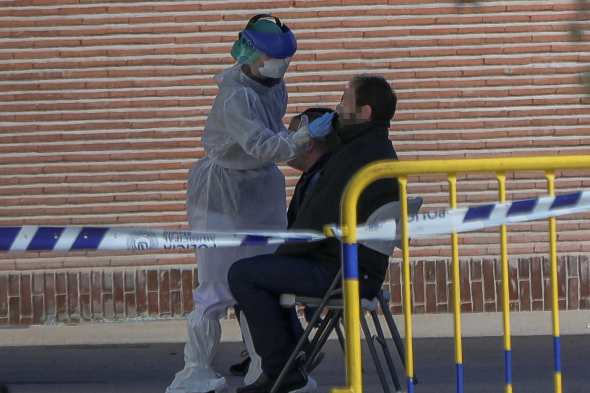 Una sanitaria le realiza a un trabajador de servicios esenciales uno de los test rápidos de coronavirus que ha adquirido el Ayuntamiento de la capital para preservar la salud de los trabajadores más