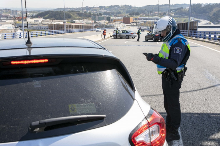 La policía bloquea las salidas de las ciudades gallegas para que se cumpla la cuarentena