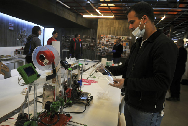Visita al centro digital La Molinera, que está fabricando mascarillas con impresoras 3D durante el estado de alarma decretado en el país a consecuencia del coronavirus en Ourense (Galicia), a 27 de marzo de 2020.