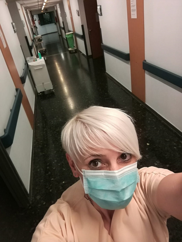 Ángeles Grobas, Auxiliar De Enfermería Del Hospital Clínico De Santiago, En Una Foto Cedida A Europa Press Tras Concederle Una Entrevista. Estuvo Ingresada Por Coronavirus Y Ahora Se Recupera En Su Casa.