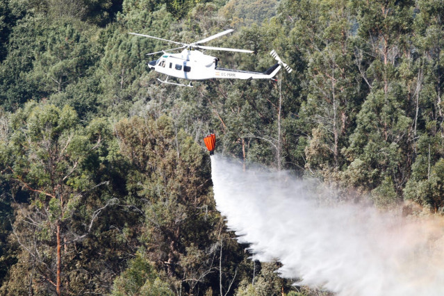 Un helicóptero en el incendio forestal de Mondariz (Pontevedra)