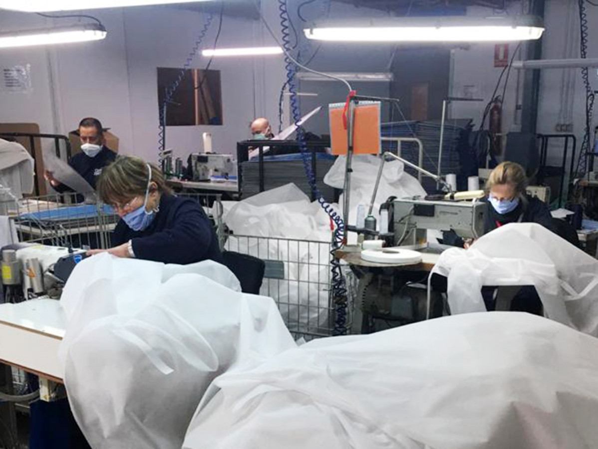 Confección de batas quirúrgicas y mascarillas en el centro de empleo Canraso de Amimet