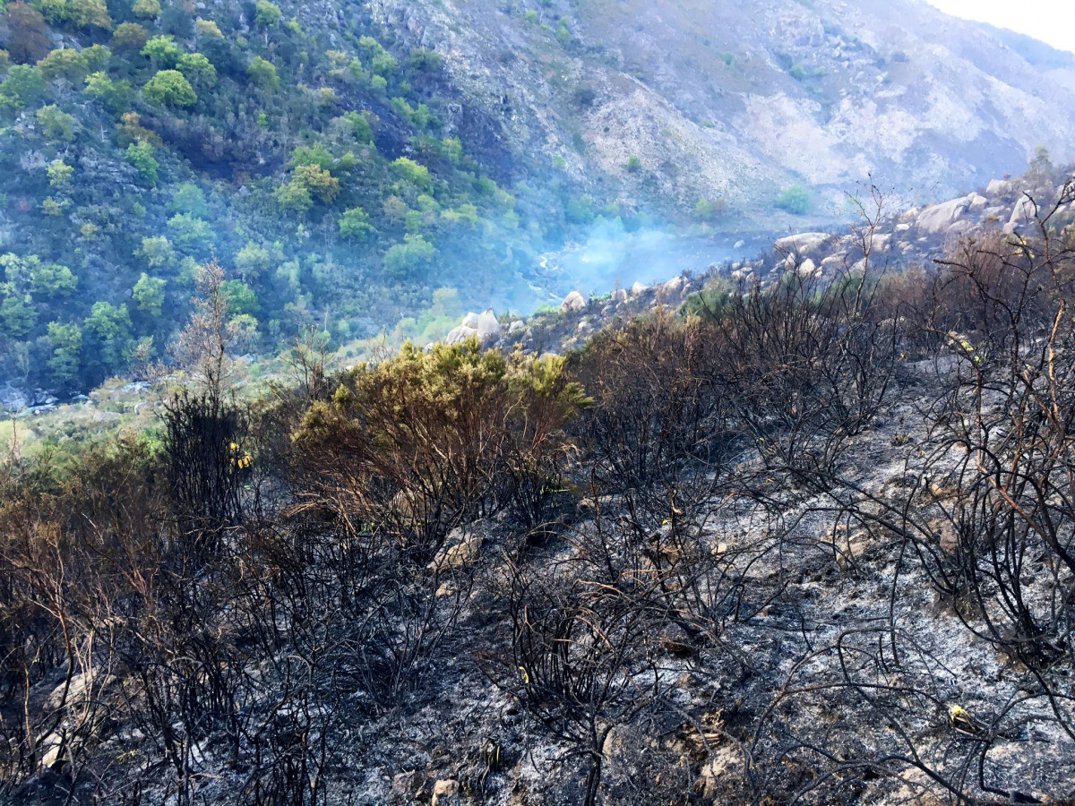 Incendio en el Parque Natural de O Xures en una foto de Diario de un Bombero del 30 de abril