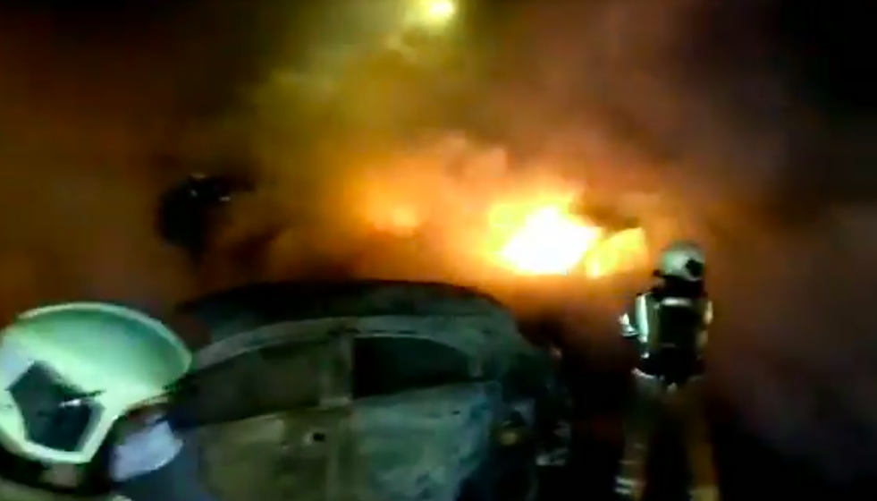 Incedio de  coches en Rúa Posse de A Coruña en una imagen de @bombeiroscoruna