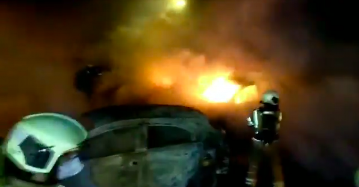 Incedio de  coches en Ru00faa Posse de A Coruu00f1a en una imagen de @bombeiroscoruna