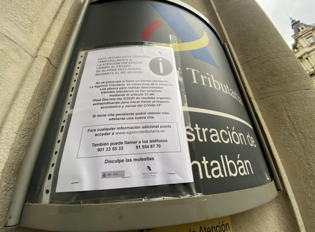 Notificación en la entrada de la Administración de Hacienda de Montalbán en la que se avisa del cierre temporal de la oficina motivado por el estado de alarma decretado por el coronavirus, un día antes del arranque de la Campaña de la Renta