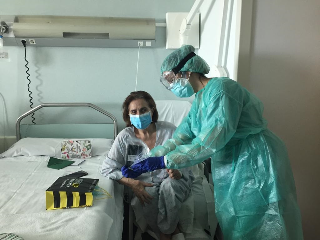 El área sanitaria de Santiago facilita a los pacientes aislados por COVID-19 que realicen videollamadas a su familia.
