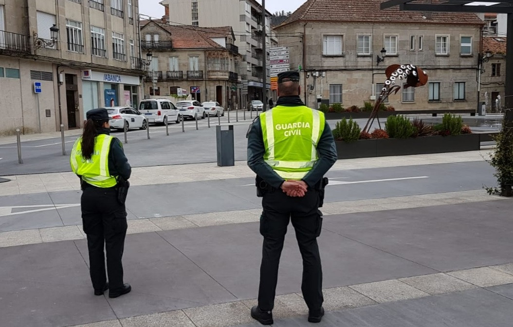 La Guardia Civil denuncia al dueño de un bar de Ponte Caldelas (Pontevedra) y a un cliente tras ser sorprendidos dentro del local.