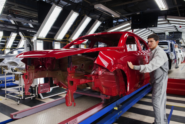 Operarios de pintura de la planta de PSA Peugeot Citroën en Vigo (Pontevedra).