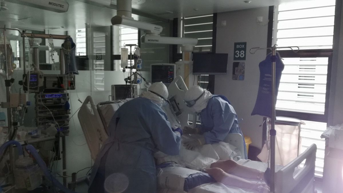 Un paciente en una unidad de cuidados intensivos (UCI) en Baleares durante la pandemia de coronavirus.