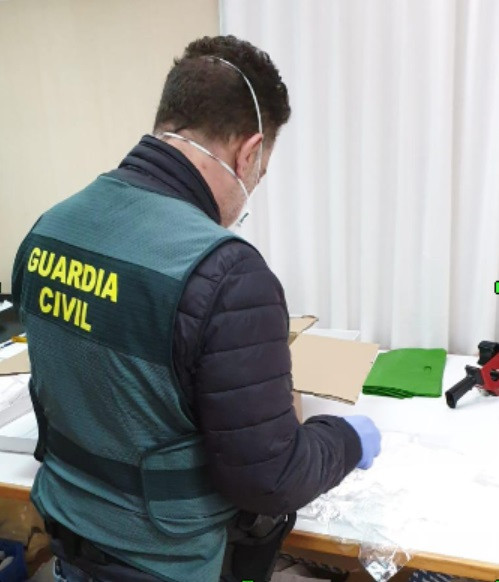Intervenidas más de 870 mascarillas en una nave en Allariz (Ourense).