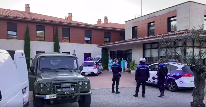 Policías de Cangas ponen Resistiré durante la crisis del coronavirus en la residencia DomusVi de Aldán