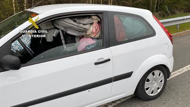 Coche interceptado en la A-6 cargado de objetos y equipaje y que se dirigía a Galicia