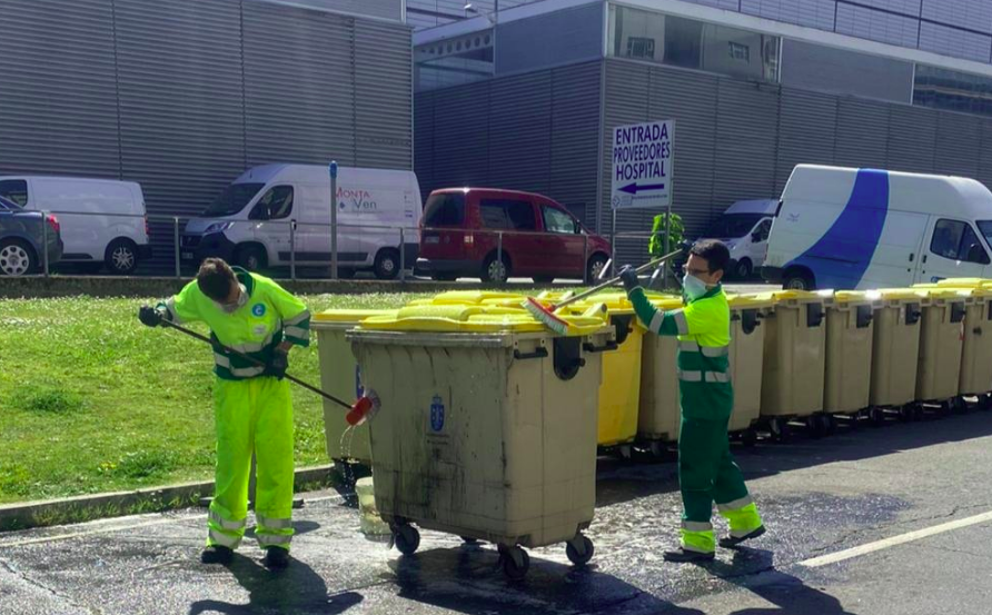 Operarios limpiando contenedores para el hospital de campau00f1a por el coronavirus en Expocoruu00f1a