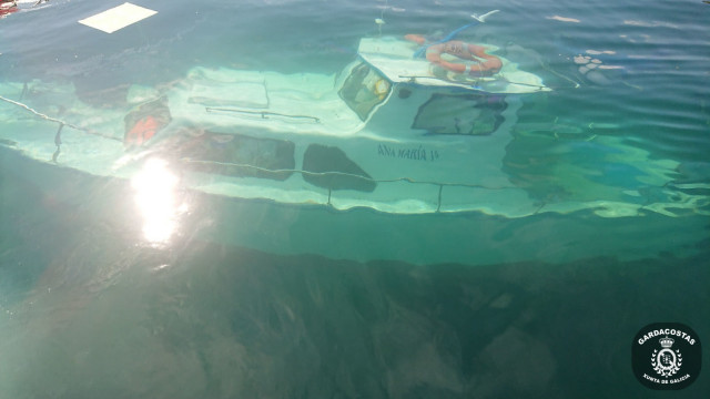 Gardacostas y Portos colaboran en la retirada de dos barcos en los puertos de Muros y Muxía