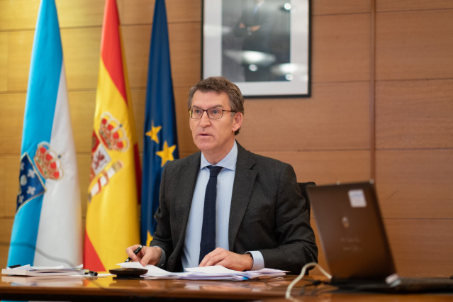 O titular do Goberno galego, Alberto Núñez Feijóo, mantén unha videoconferencia co presidente do Goberno central, Pedro Sánchez, e os outros presidentes autonómicos. Edificio Administratito de San Caetano, Santiago de Compostela, 05/04/20.