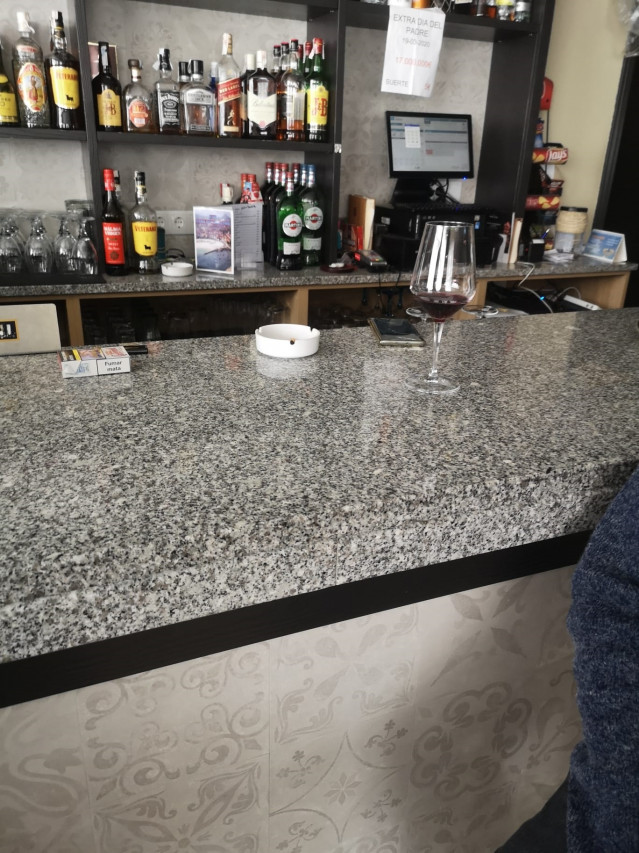 La Guardia Civil desaloja el bar de la antigua cofradía de pescadores de Laxe por incumplir las normas del estado de alarma